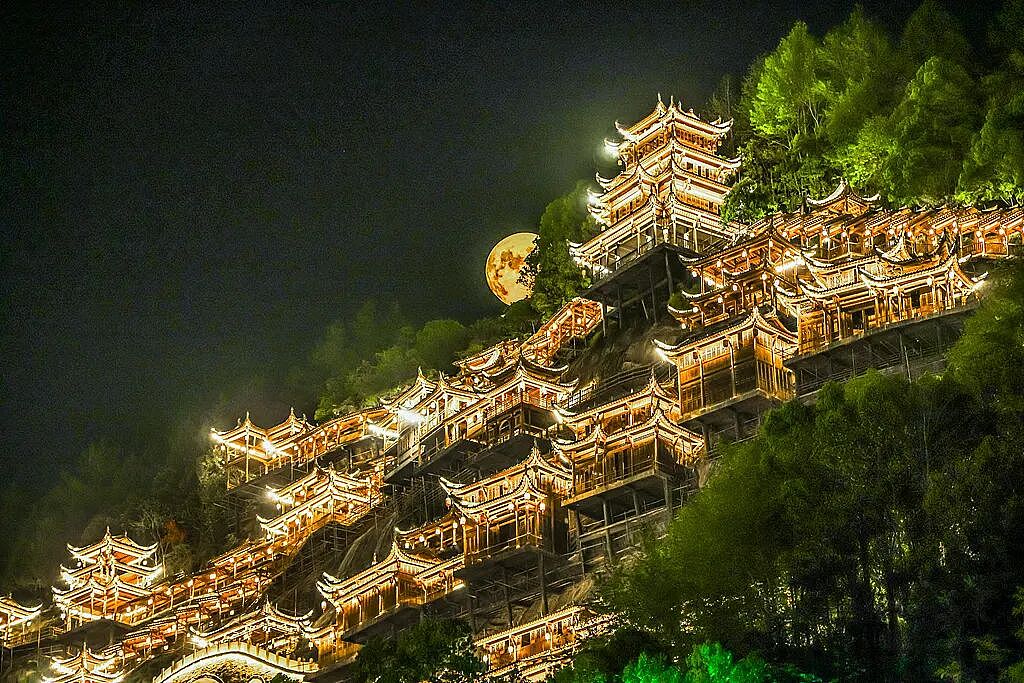 外网爆火!中国外交官辟谣:这是在中国(组图) - 1