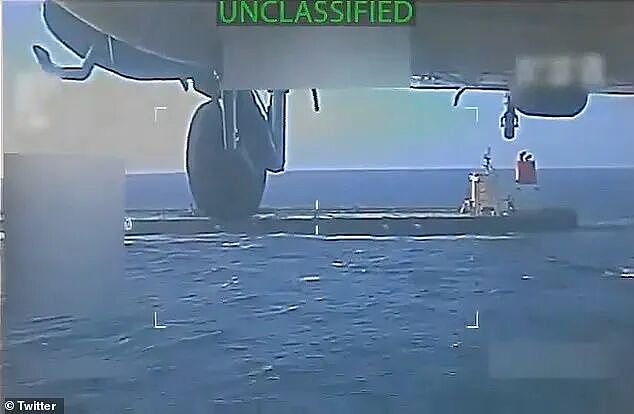 美国突袭巨型油轮,士兵持枪攻占甲板!国际油价飙升,冲突一触即发(组图) - 6