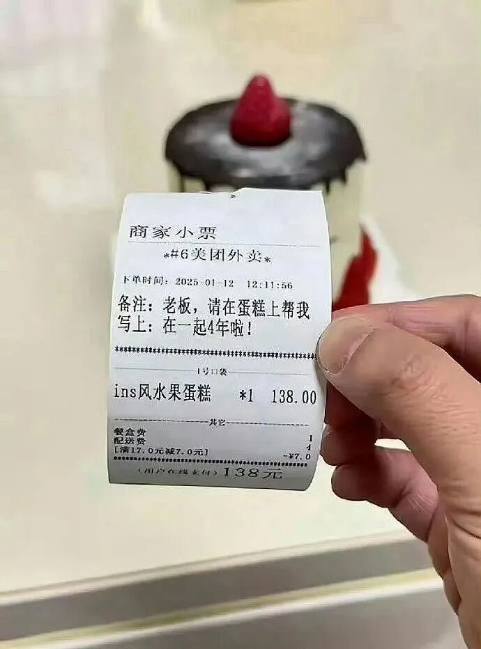 【爆笑】巴黎世家9000块的薯片折叠包? 网友夺笋:有钱人都玩那么抽象么(组图) - 68
