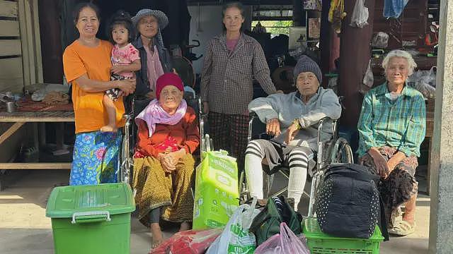 泰国与柬埔寨边境致命冲突后局势恶化,数千人逃离(组图) - 3