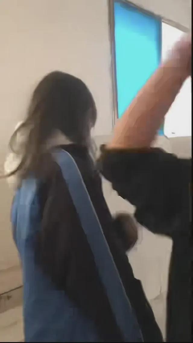 俩初中女孩被堵厕所遭连续掌掴，当地教育局介入，警方已立案（组图） - 2