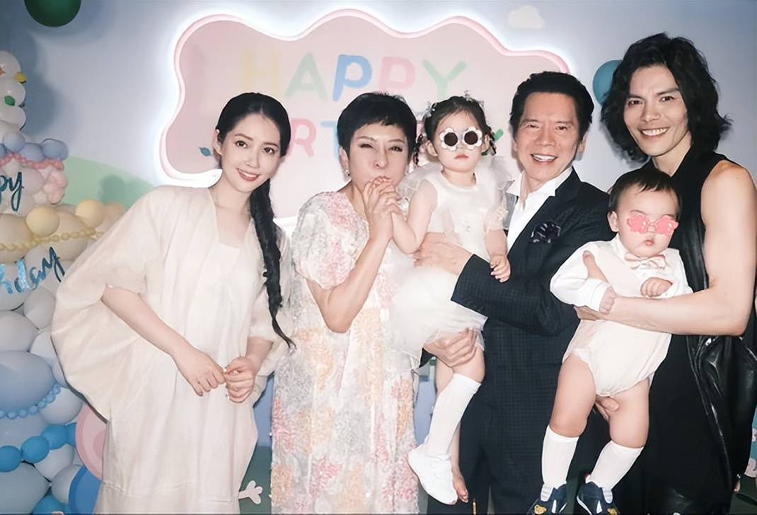 郭碧婷自曝和向佐两地分居，靠孩子联络感情，婆婆向太给钱大手笔（组图） - 13
