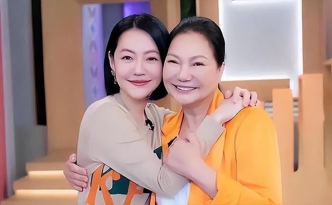 S妈手捧金钟奖含泪感谢小S,姐姐大S的遗照摆在客厅角落(组图) - 8