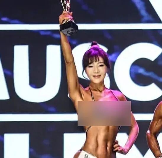 【美女】64岁妈妈和儿子合照被误认情侣！火上杂志封面，身材秒杀30岁（组图） - 4