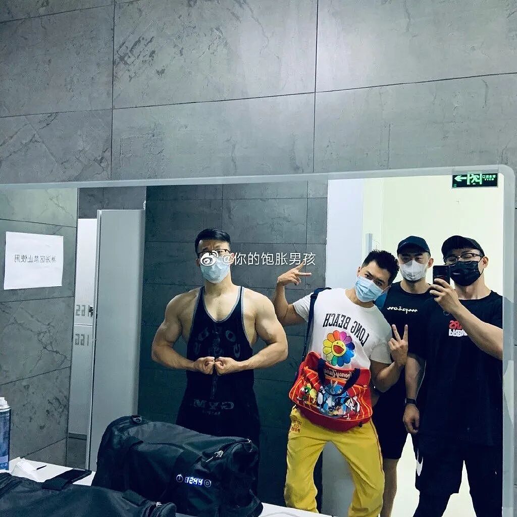 【帅哥】北京医生竟然是肌肉猛男！？脱下工作服之后，女网友纷纷求打针（组图） - 17