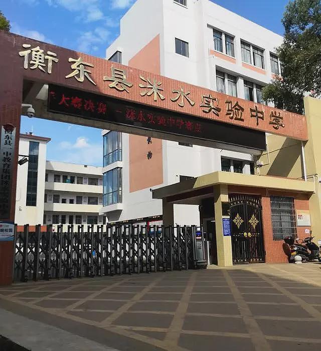 俩初中女孩被堵厕所遭连续掌掴，当地教育局介入，警方已立案（组图） - 1