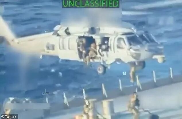 美国突袭巨型油轮,士兵持枪攻占甲板!国际油价飙升,冲突一触即发(组图) - 1