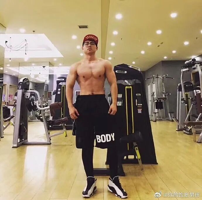 【帅哥】北京医生竟然是肌肉猛男！？脱下工作服之后，女网友纷纷求打针（组图） - 10