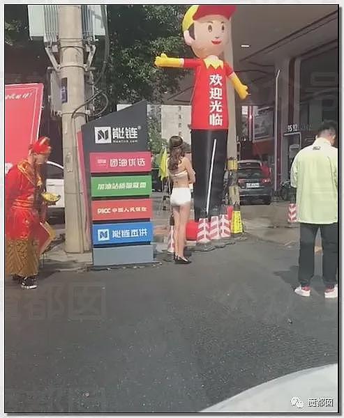 震撼！某加油站聘请靓丽大长腿模特促销引发排队（视频/组图） - 60