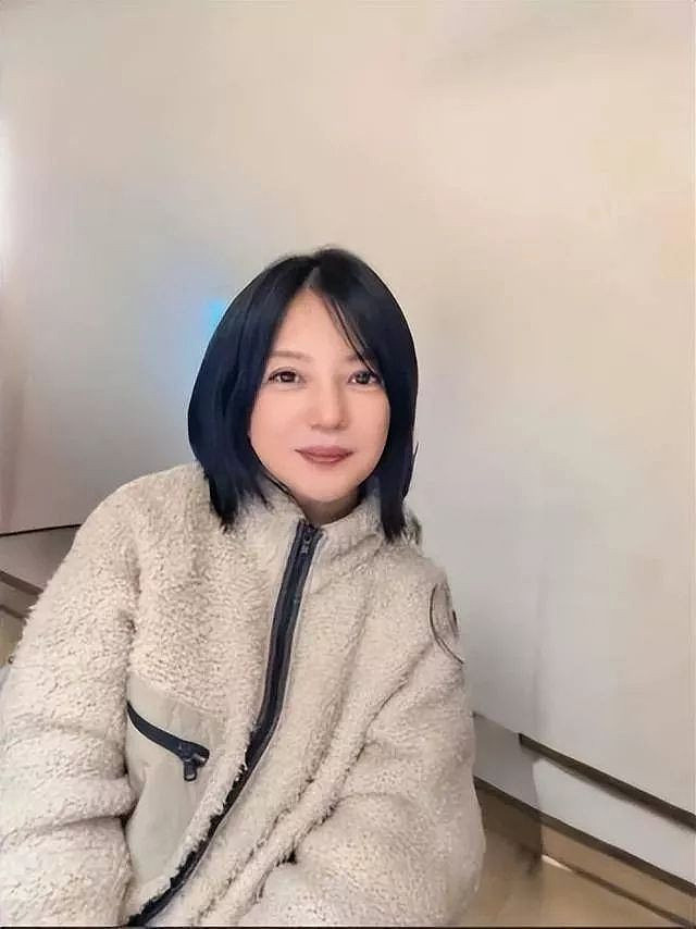 面相又变了!赵薇广东吃饭,又老又瘦没架子(组图) - 3