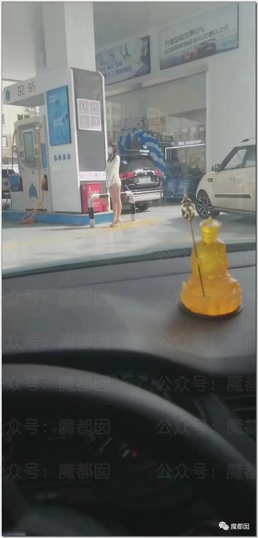 震撼！某加油站聘请靓丽大长腿模特促销引发排队（视频/组图） - 26