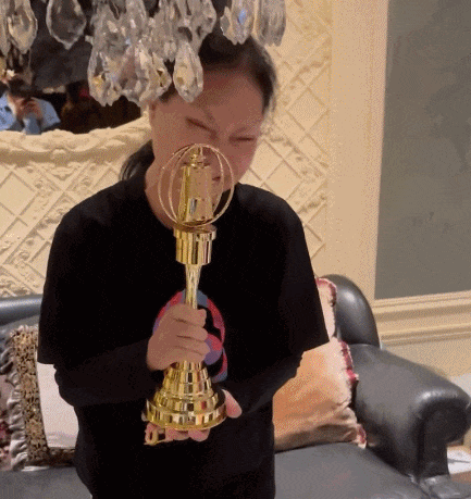 S妈手捧金钟奖落泪！家中大S遗像疑曝光，相框旁放杂物惹争议（组图） - 5