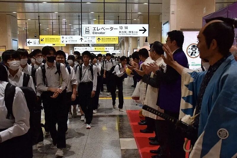 日本国民“高素质”遭打脸！某高中学生在海外集体行窃被拍冲上热搜！日网友破防：太丢人了（组图） - 2