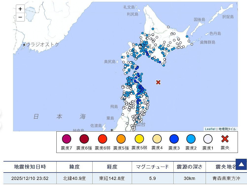 日本7.5级地震：青森70米铁塔支柱断裂恐倒塌，居民撤离交通大乱（组图） - 6