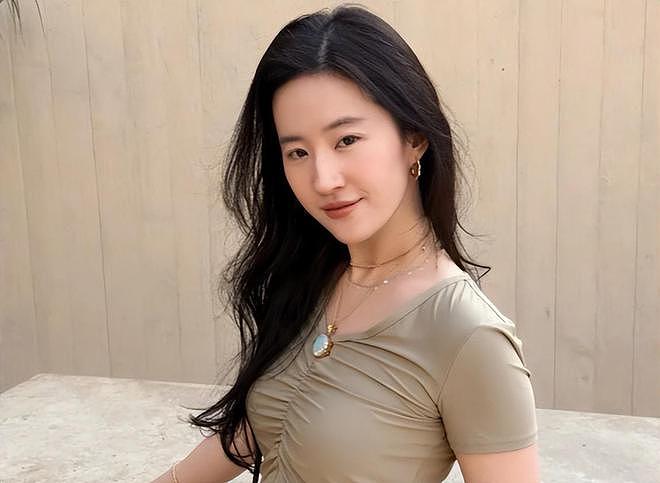这次,38岁面相大变的刘亦菲,给内娱女星提了个醒,巩俐说对了(组图) - 15