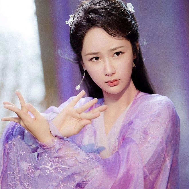 杨紫三封Queen,凭啥她能成内娱第一人?(组图) - 5