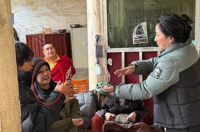 面相又变了!赵薇广东吃饭,又老又瘦没架子(组图) - 2