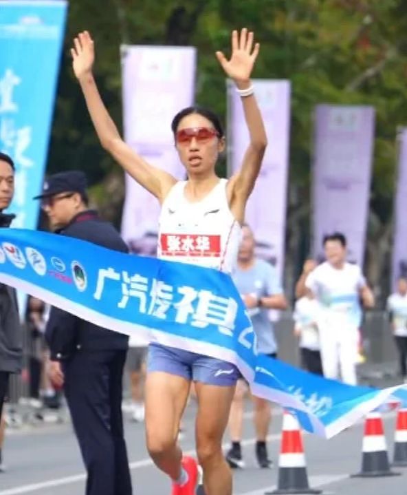 最快女护士张水华受处分，以后跑马拉松不会惯着她了（组图） - 5