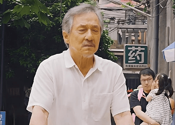71岁的成龙回应“龙叔老了”：从前敢跳楼追车现在敢老（组图） - 1