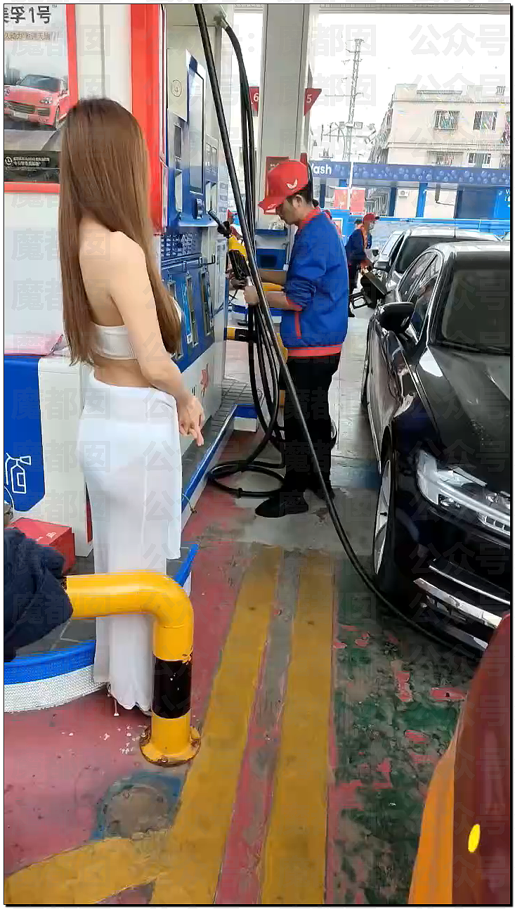 震撼！某加油站聘请靓丽大长腿模特促销引发排队（视频/组图） - 7