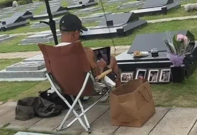 S妈手捧金钟奖落泪！家中大S遗像疑曝光，相框旁放杂物惹争议（组图） - 10