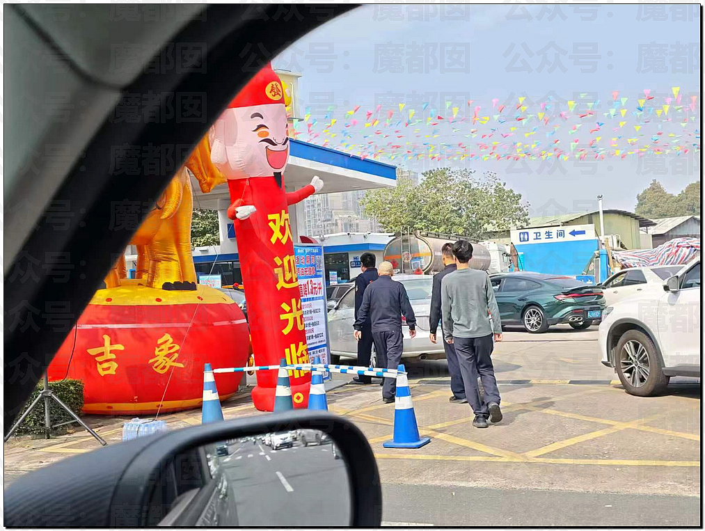 震撼！某加油站聘请靓丽大长腿模特促销引发排队（视频/组图） - 70