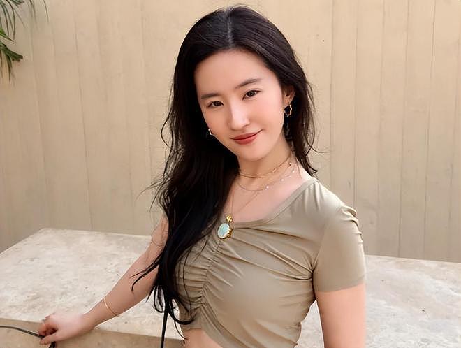 这次,38岁面相大变的刘亦菲,给内娱女星提了个醒,巩俐说对了(组图) - 1
