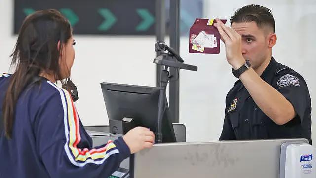美国或要求外国游客入境前提供五年社交媒体纪录（组图） - 1