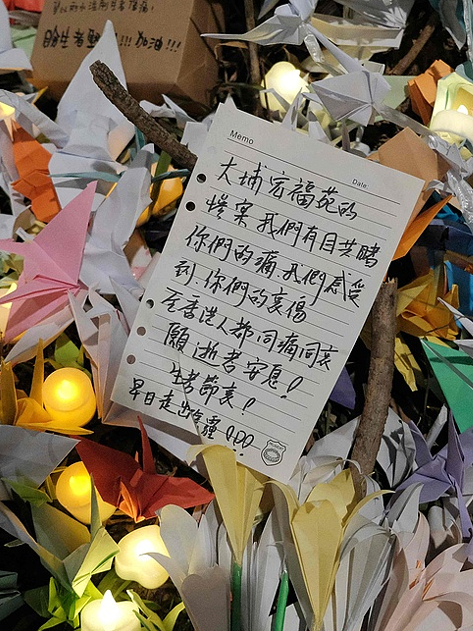 香港宏福苑大火已被扑灭,但漫长的哀伤才刚刚开始(组图) - 1