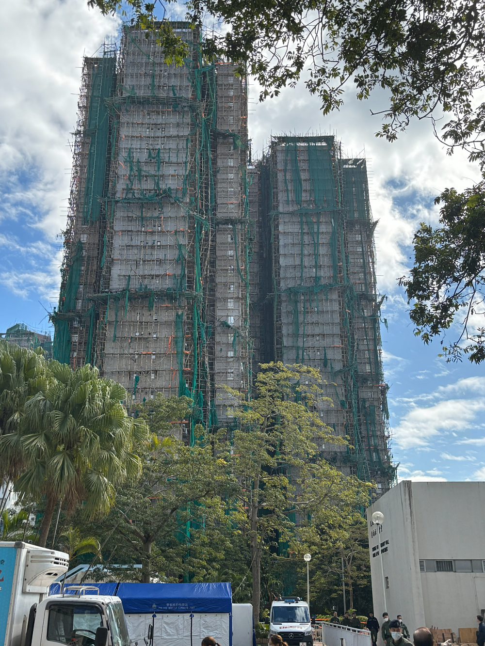 香港宏福苑大火已被扑灭,但漫长的哀伤才刚刚开始(组图) - 11