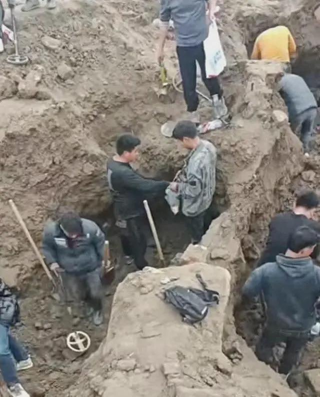 上海松江连夜疯挖银元，专家提醒别挖了，都是国家的，当地介入（组图） - 1