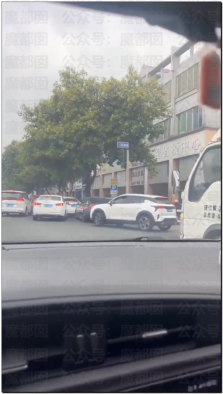 震撼！某加油站聘请靓丽大长腿模特促销引发排队（视频/组图） - 2