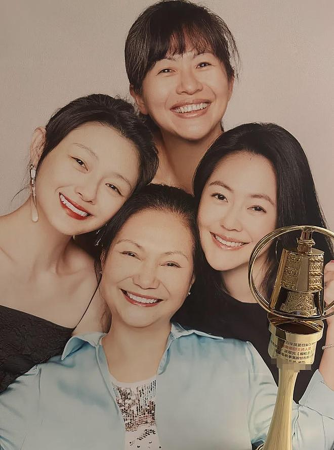 S妈手捧金钟奖落泪！家中大S遗像疑曝光，相框旁放杂物惹争议（组图） - 14