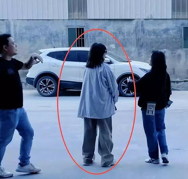 面相又变了!赵薇广东吃饭,又老又瘦没架子(组图) - 4