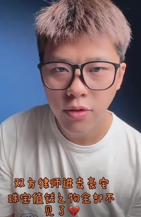 S妈手捧金钟奖落泪！家中大S遗像疑曝光，相框旁放杂物惹争议（组图） - 8