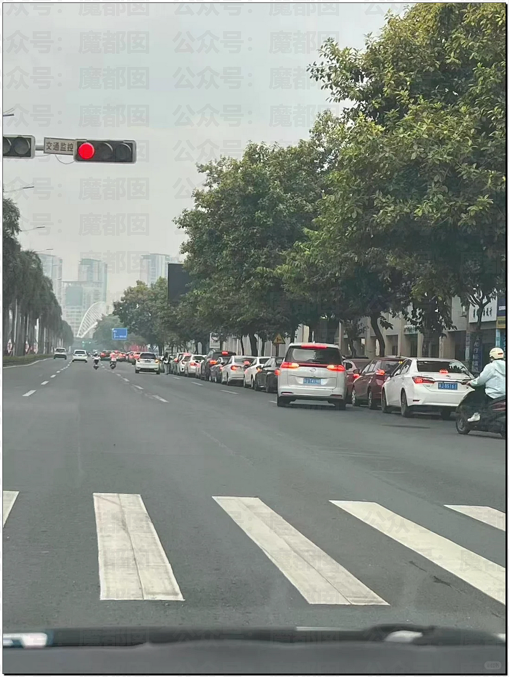 震撼！某加油站聘请靓丽大长腿模特促销引发排队（视频/组图） - 1