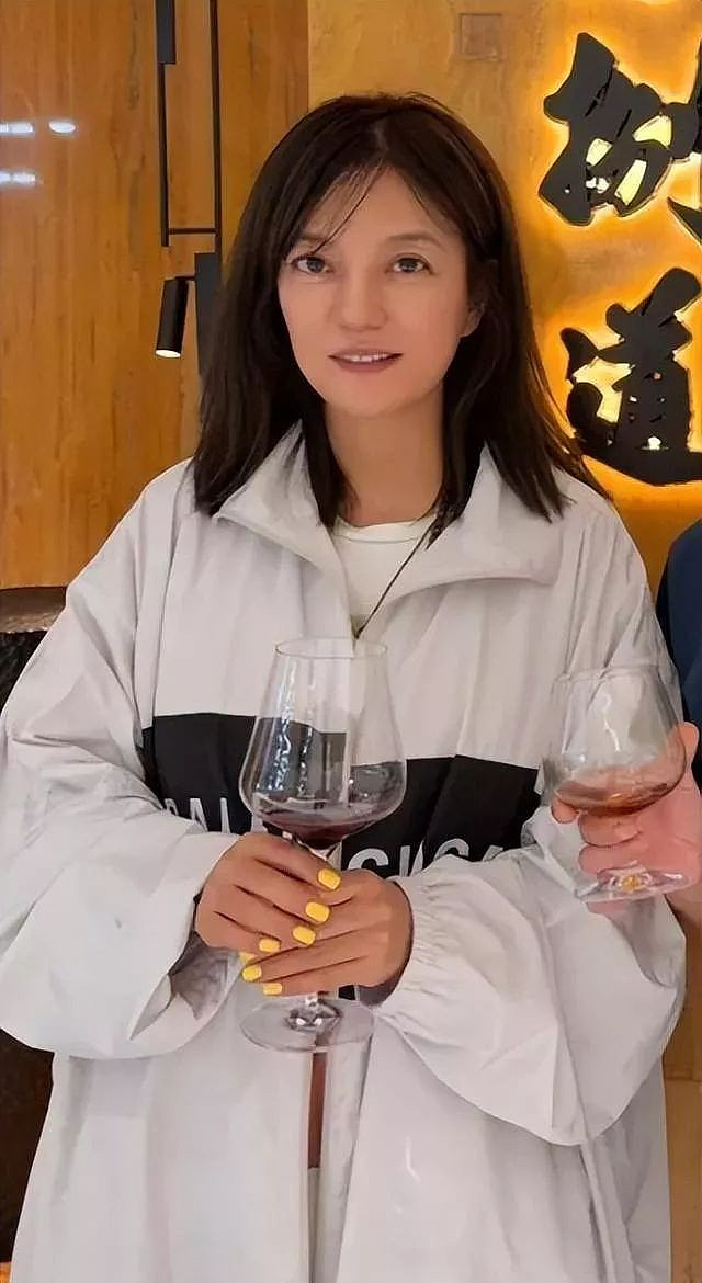 面相又变了!赵薇广东吃饭,又老又瘦没架子(组图) - 23