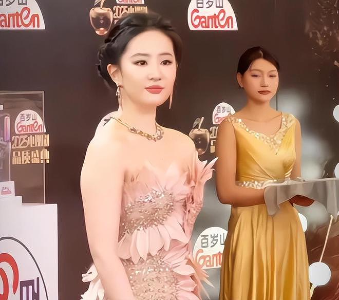 这次,38岁面相大变的刘亦菲,给内娱女星提了个醒,巩俐说对了(组图) - 13