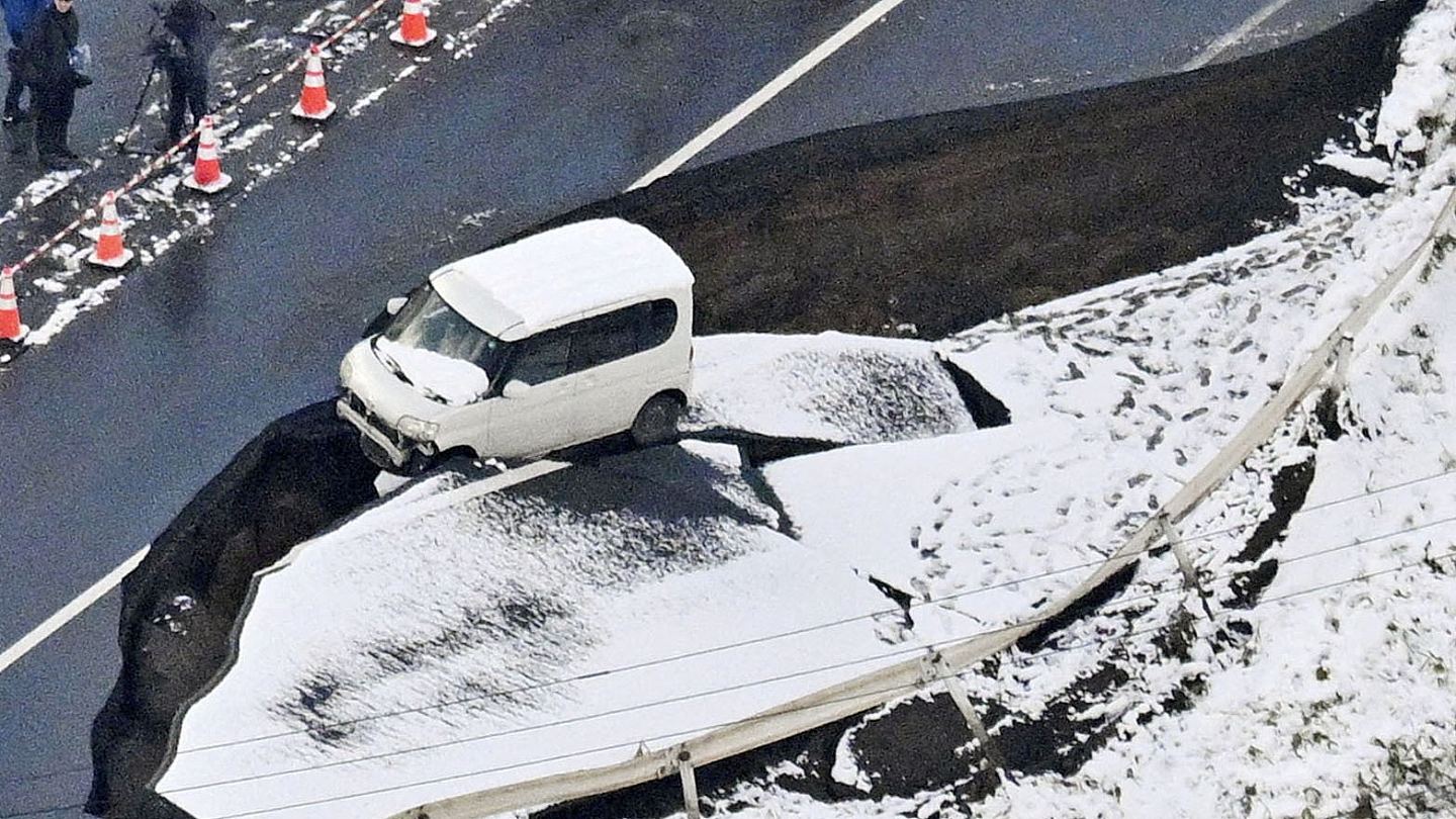 日本7.5级地震：青森70米铁塔支柱断裂恐倒塌，居民撤离交通大乱（组图） - 8