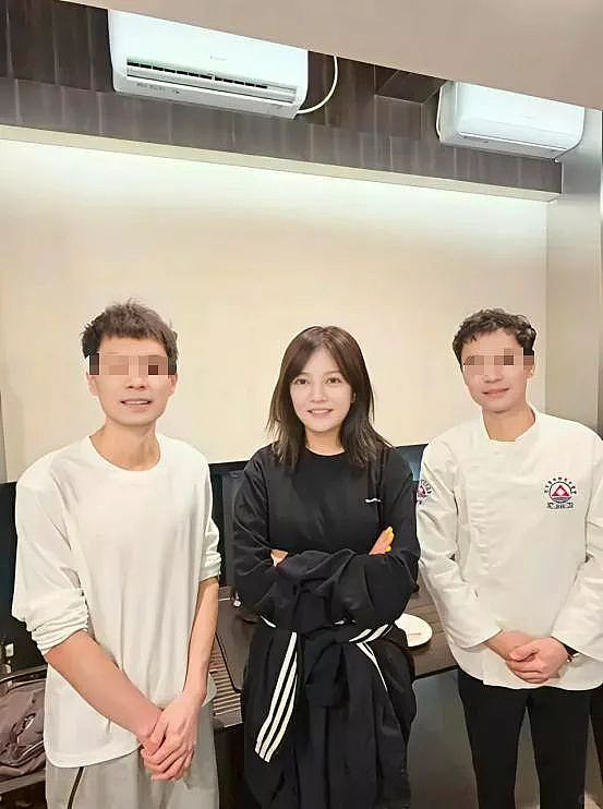 面相又变了!赵薇广东吃饭,又老又瘦没架子(组图) - 18