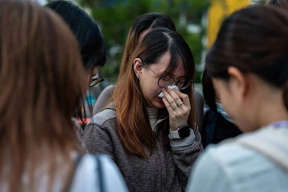 香港宏福苑大火已被扑灭,但漫长的哀伤才刚刚开始(组图) - 6
