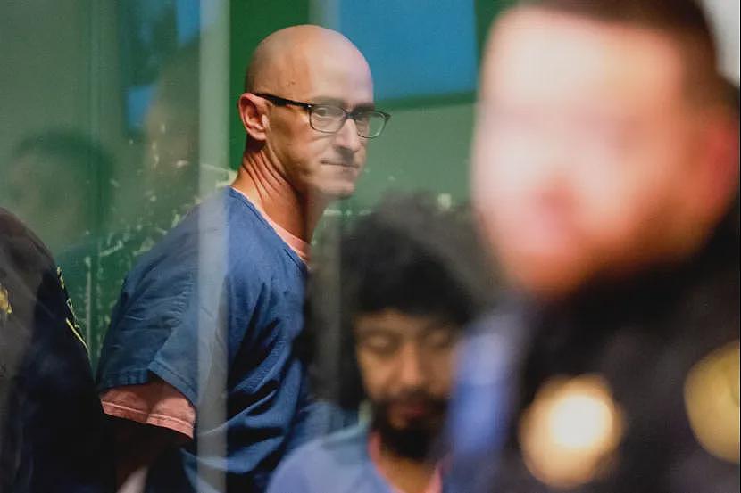 美国一航班险坠亡！休班机长万米高空发疯关引擎，竟要“拉着大家一起死”（组图） - 7