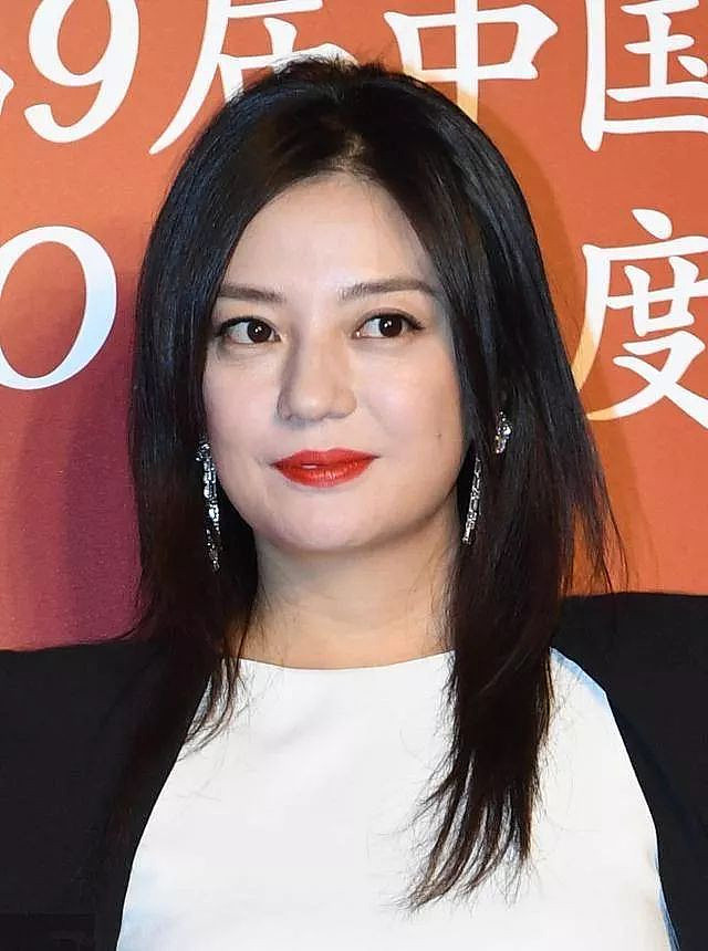 面相又变了!赵薇广东吃饭,又老又瘦没架子(组图) - 1