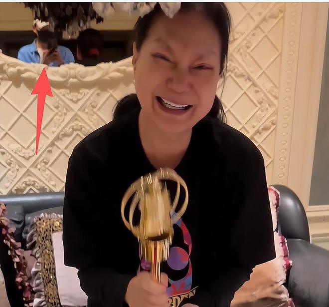 S妈手捧金钟奖落泪！家中大S遗像疑曝光，相框旁放杂物惹争议（组图） - 4