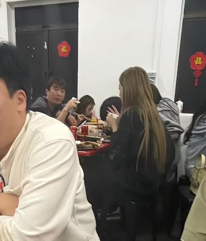 37岁王思聪面相变了，下巴后缩秃头有姨味，带五个女伴憔悴不开心（组图） - 12
