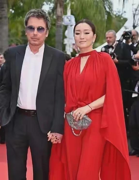 巩俐带老公游北京！77岁雅尔打扮时髦好年轻，前任都是影后大美女（组图） - 22