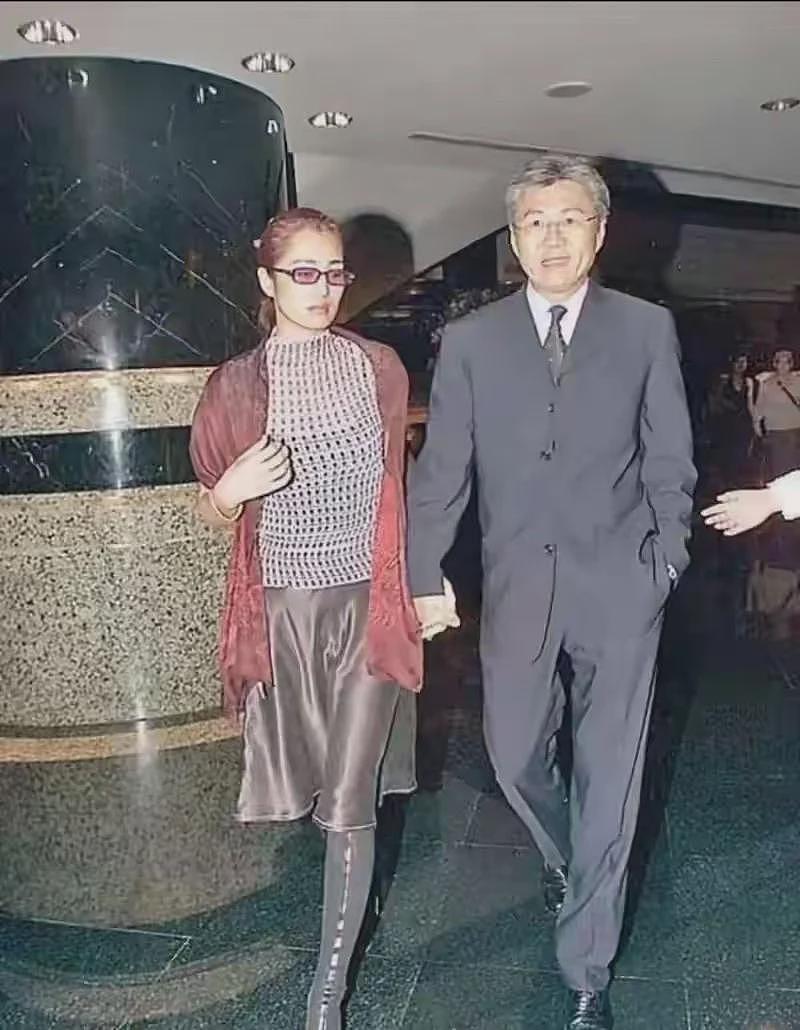 巩俐带老公游北京！77岁雅尔打扮时髦好年轻，前任都是影后大美女（组图） - 12