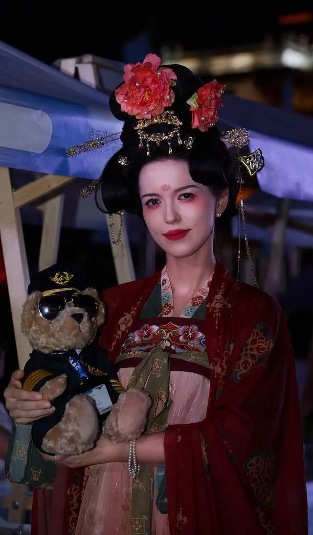旅拍卷到新高度,越来越多外国人,争当中国“流水线公主”(组图) - 2