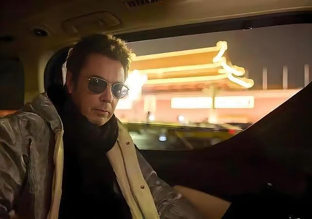 59岁巩俐带老公回北京,带77岁的雅尔打卡北京中轴线,两人亲吻好甜蜜(组图) - 2