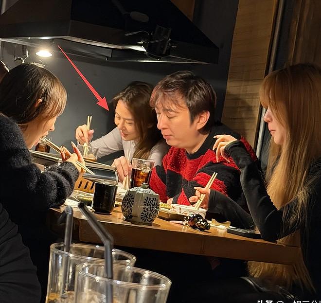 37岁王思聪面相变了，下巴后缩秃头有姨味，带五个女伴憔悴不开心（组图） - 23